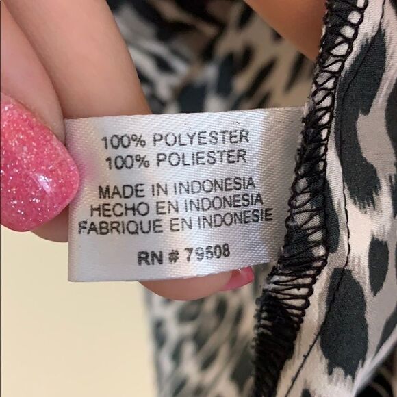 Small animal print sleeveless shirt. - Picture 4 of 7